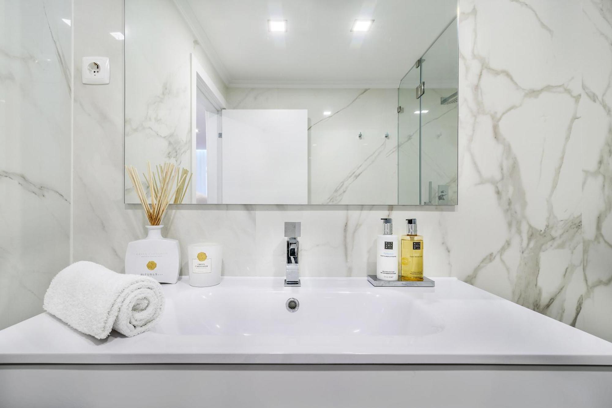 Whome City Chic Escape: Your Stylish Haven In Downtown Lisboa Extérieur photo
