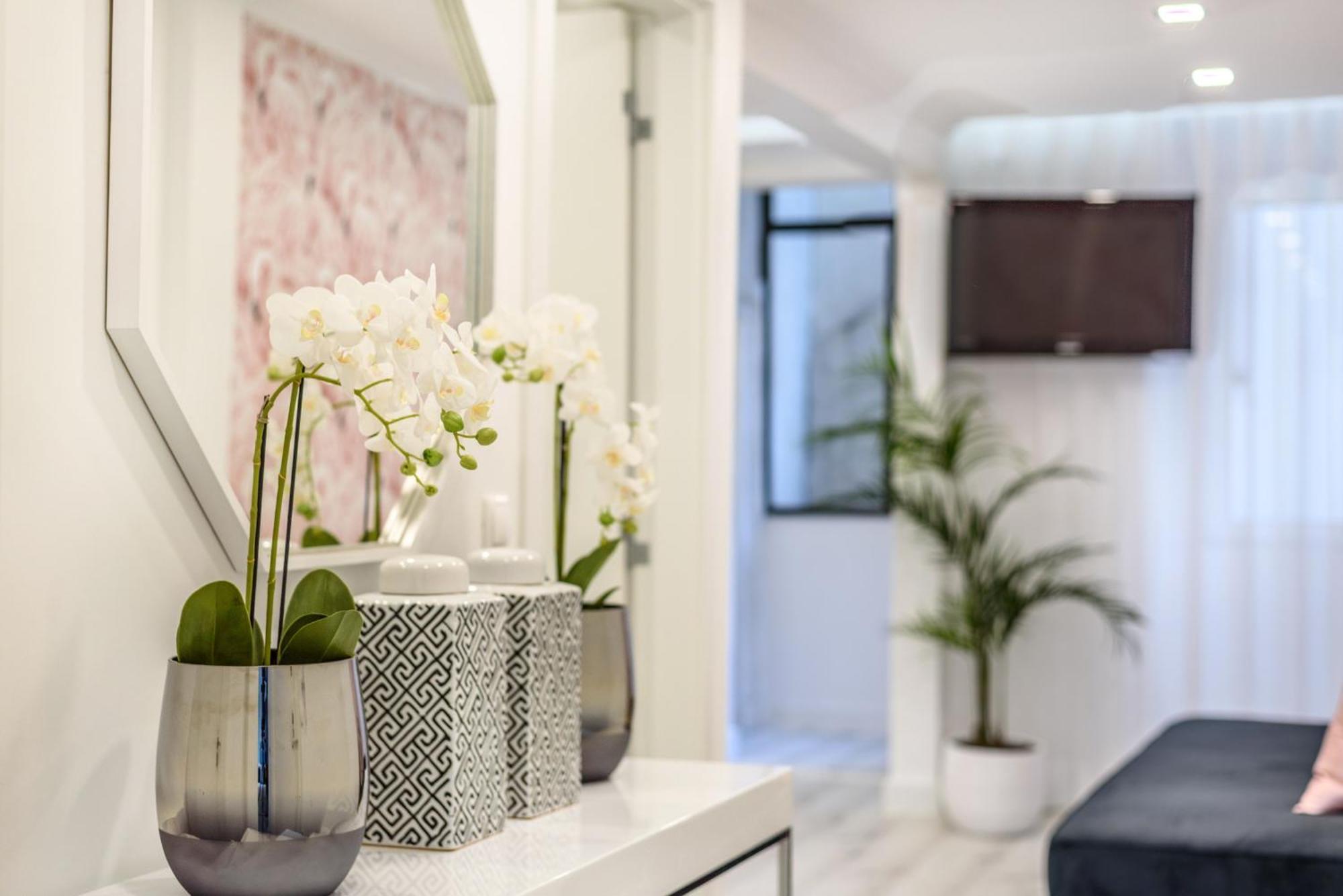 Whome City Chic Escape: Your Stylish Haven In Downtown Lisboa Extérieur photo